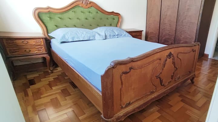 Vila s umivaonikom, namještajem u kolonijalnom stilu od plemenitog drva i podom od tacosa (parket), plahtom, navlakom za madrac, jastucima s jastučnicama, stropnim ventilatorom i ormarom.