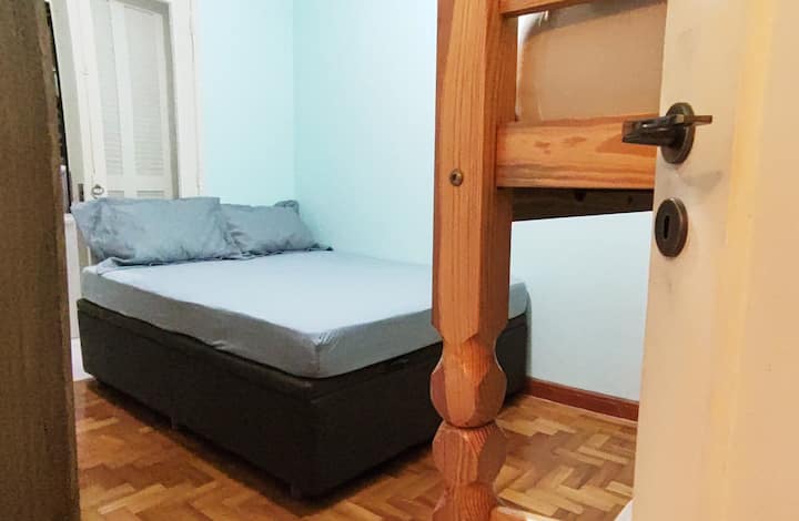 Soba s bračnim krevetom, dvosjedom krevetom na kat, posteljinom, navlakom za madrac i četiri jastuka, velikim ormarom, stropnim ventilatorom i podom od parketnih pločica.