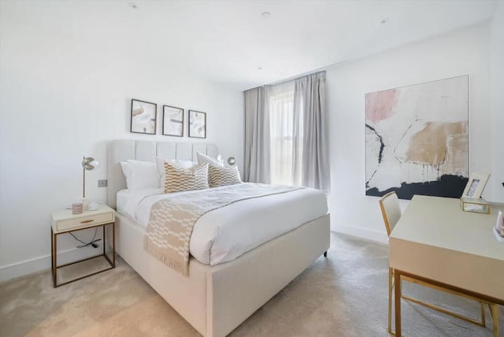 *Rare Find* Battersea Powerhouse Luxe gallery image 3