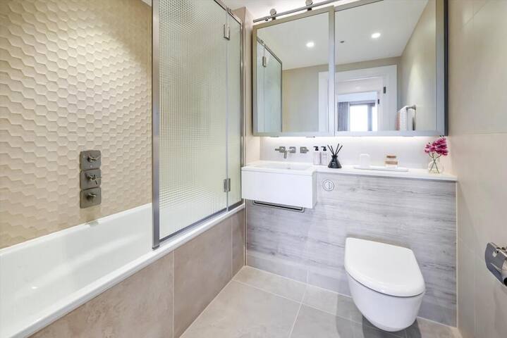 *Rare Find* Battersea Powerhouse Luxe gallery image 4