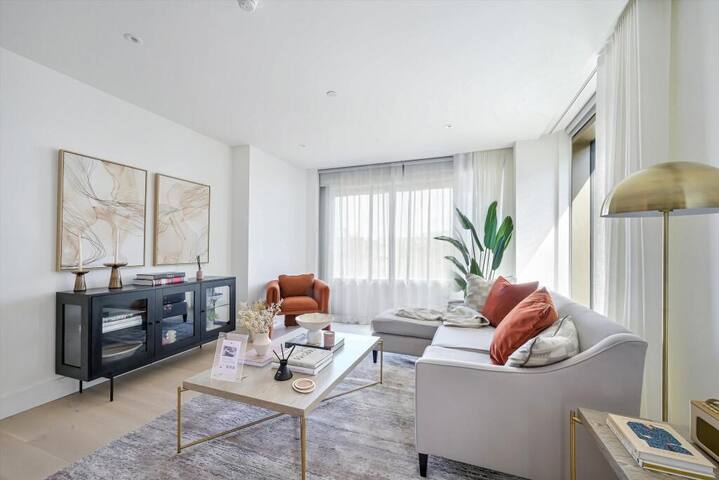 *Rare Find* Battersea Powerhouse Luxe gallery image 2