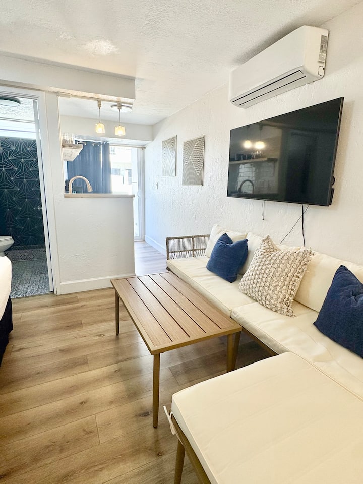 Ocean View 3 Bed/3 Bath Penthouse In Waikiki - Honolulu, HI