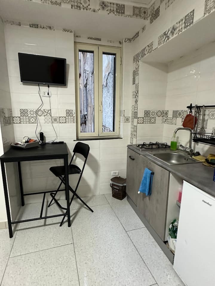 Napoli Da Vivere: Monolocale Tipico E Ospitale - Napoli
