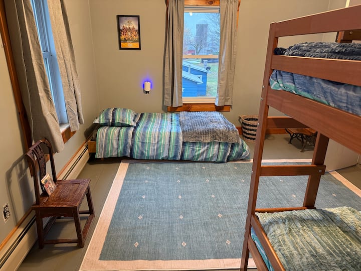 Chumba hiki cha starehe cha ghorofa kinakuletea roho ya kambi ya majira ya joto ndani ya nyumba. Ikiwa na mapambo ya mbao ya joto, vitanda vizuri na mwonekano wa silo nje ya dirisha, ni mahali pazuri kwa watoto kusoma, kupumzika na kuhisi kama wanalala katika mapumziko yao ya ndani ya nyumba ya mbao.