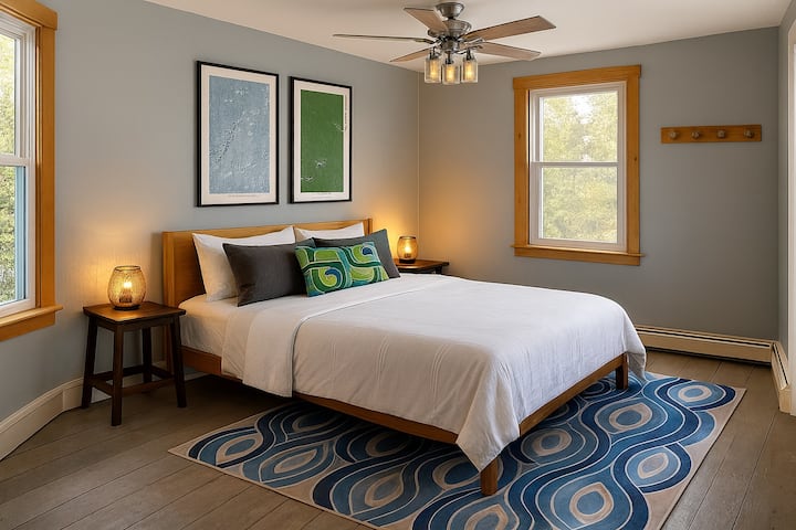 Chumba hiki cha kulala chenye utulivu (kimepangwa) kina kitanda cha ukubwa wa kati, mito laini iliyopangwa, kabati la kisasa la katikati ya karne na kabati kubwa lenye viango vya mbao. Ikiwa na mistari safi, mikwaruzo ya starehe na mwanga wa asili, ni mapumziko ya utulivu na ya kimaridadi.