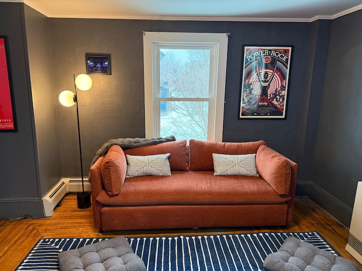 Lakefront Farmhouse * Sleeps 12 - St. Albans, VT