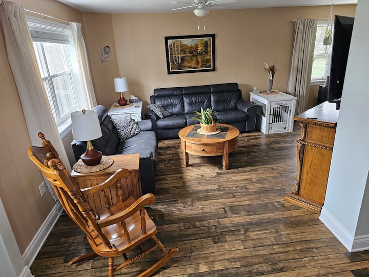 Relax On The Screened Porch. - Glace Bay