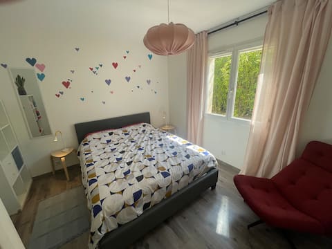 Comfy rooms in peaceful house. Pool.