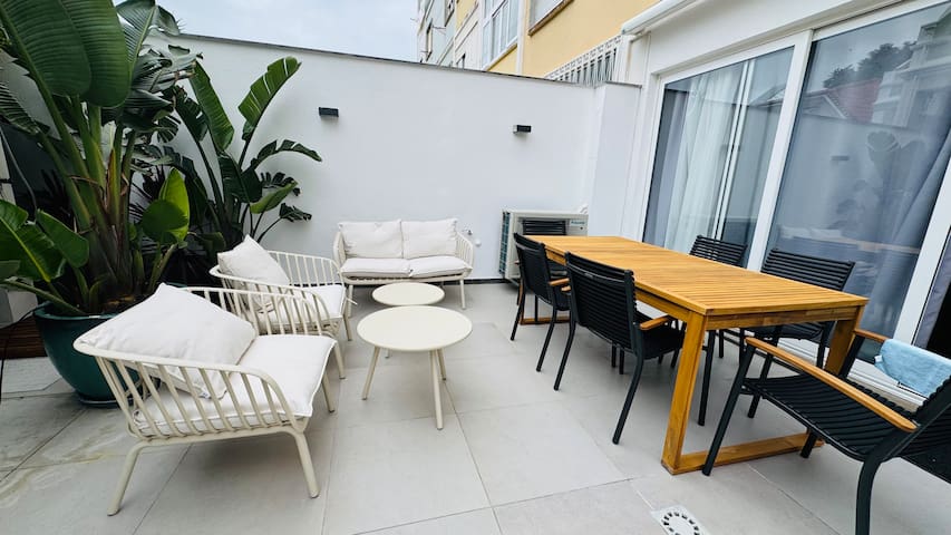 Amazing 2 Bed w/ AC & Terrace – Beach 6min walk