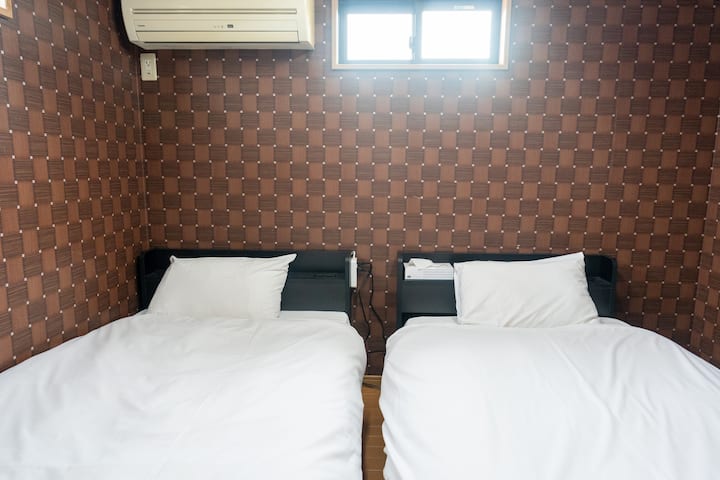 1階にはシングルベッドを2つご用意しております。
