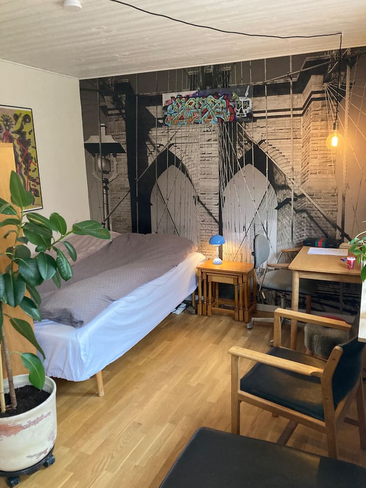 سرير مزدوج مقاس 140 × 200 سم. 
مساحة عمل في ليل.
خزانة. 
ستائر مظلمة للغرفة.