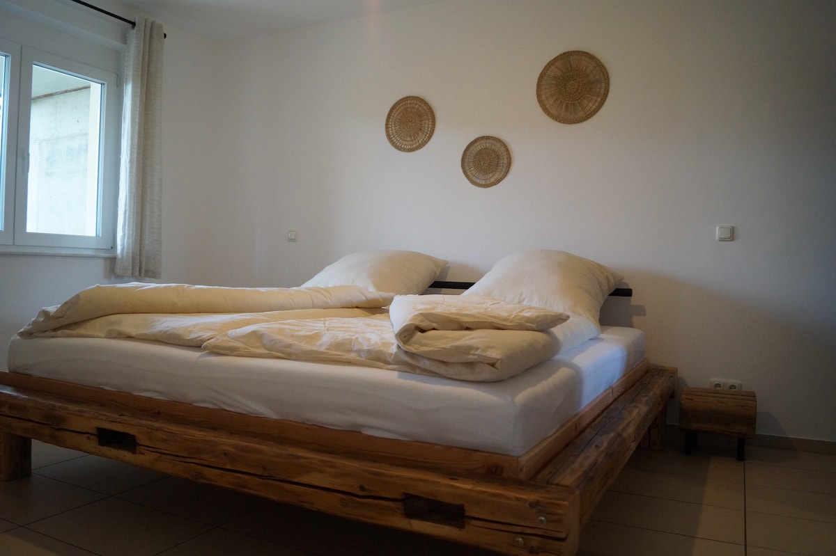 Krevat elegant me trarë lisi të vjetër të fton të ëndërrosh.

