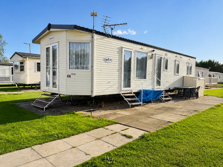 Caravan At Southview With Lake Views Ref 33066cl - Skegness