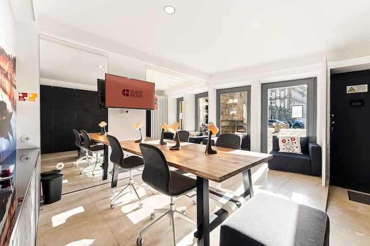 Workspace evidence from GuestReady - Cathedral Design Apartments -Clérigos