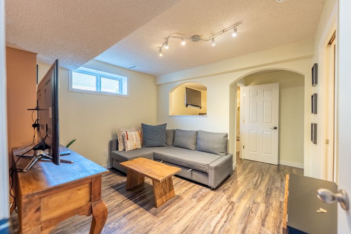 Cozy Western Suite W/ Hot Tub & Sleeps 4 - Cochrane