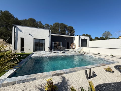 Bali Spa Villa with Pool • Pyrenees View • 5 min to Cité
