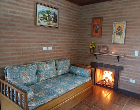 Top Airbnb: Jabuticabeira Chalet with a View, Hot Tub, and Fireplace em São Bento Do Sapucaí