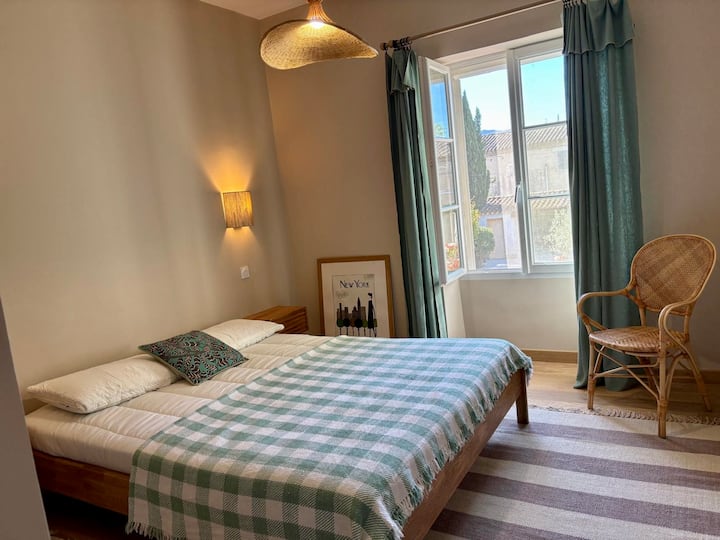 ห้องนอนพร้อมเตียงควีนไซส์และที่เก็บของ