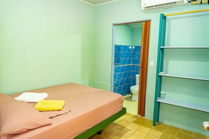 Ова е двокреветна соба. 
Има приватна бања, клима уред и топла вода    