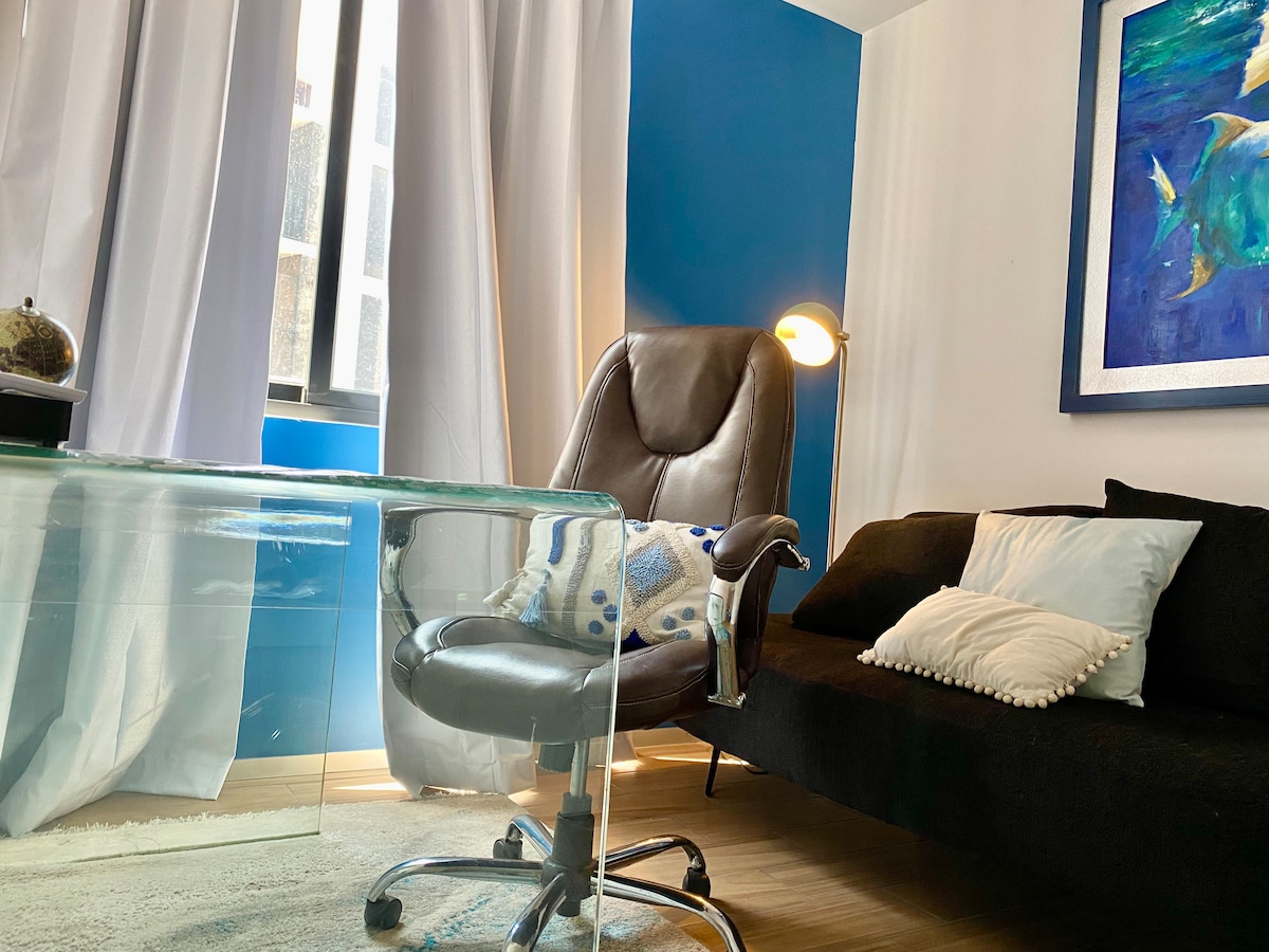 Recámara 3 con sofá cama individual, área de trabajo y ventilador de techo. 