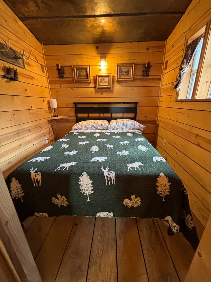 Ეს ოთახი უფრო პატარაა, მაგრამ საწოლის ქვეშ არის შესანახი ადგილი, ხოლო თავსაფარს აქვს განათება დისტანციური განათებით და შტეფსელები თქვენი ტელეფონებისა და მოწყობილობებისთვის. 