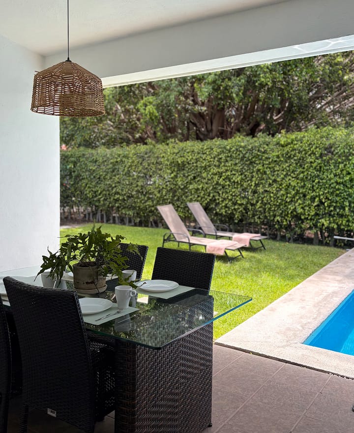 Palm House! Relax with a private pool and garden.