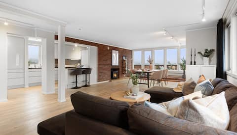 Bright and spacious, close to the city center/train. Large verandas