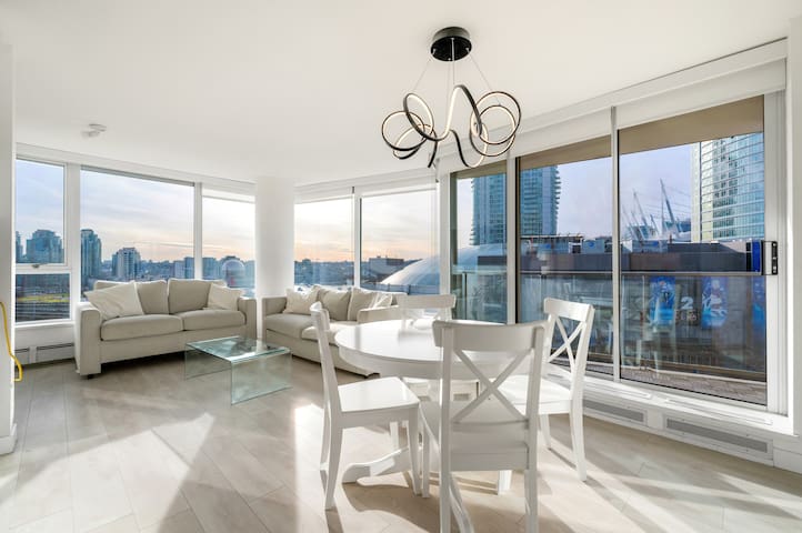 Bright 3BR Downtown Vancouver Condo w/ Pool & Gym