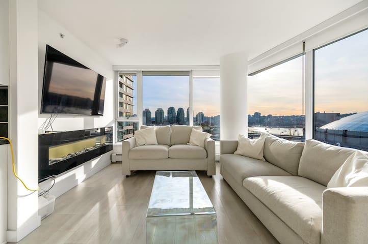 Bright 3BR Downtown Vancouver Condo w/ Pool & Gym gallery image 4