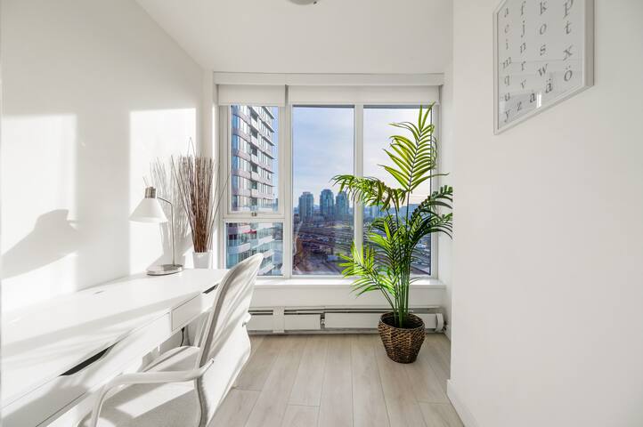 Bright 3BR Downtown Vancouver Condo w/ Pool & Gym gallery image 3