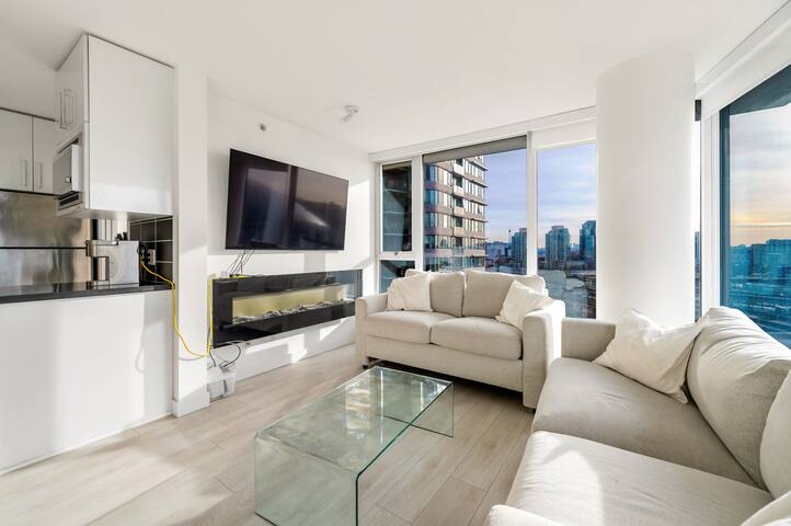 Bright 3BR Downtown Vancouver Condo w/ Pool & Gym gallery image 5