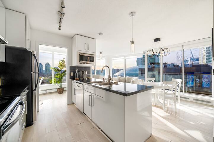 Bright 3BR Downtown Vancouver Condo w/ Pool & Gym gallery image 2