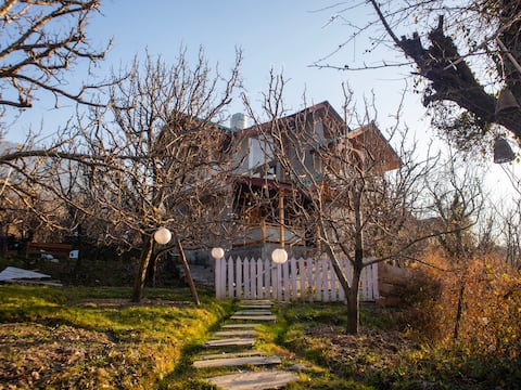 Kuhama, Naggar | Private Apple Orchard Cottage