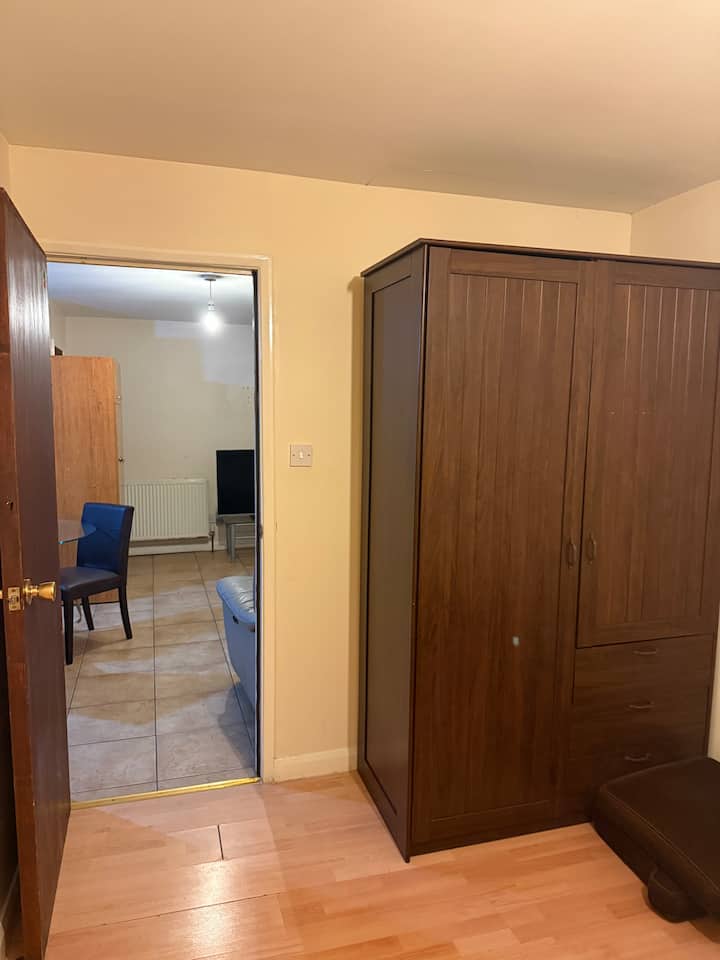 Professional 2 Bed Heathrow Apartment - Hounslow