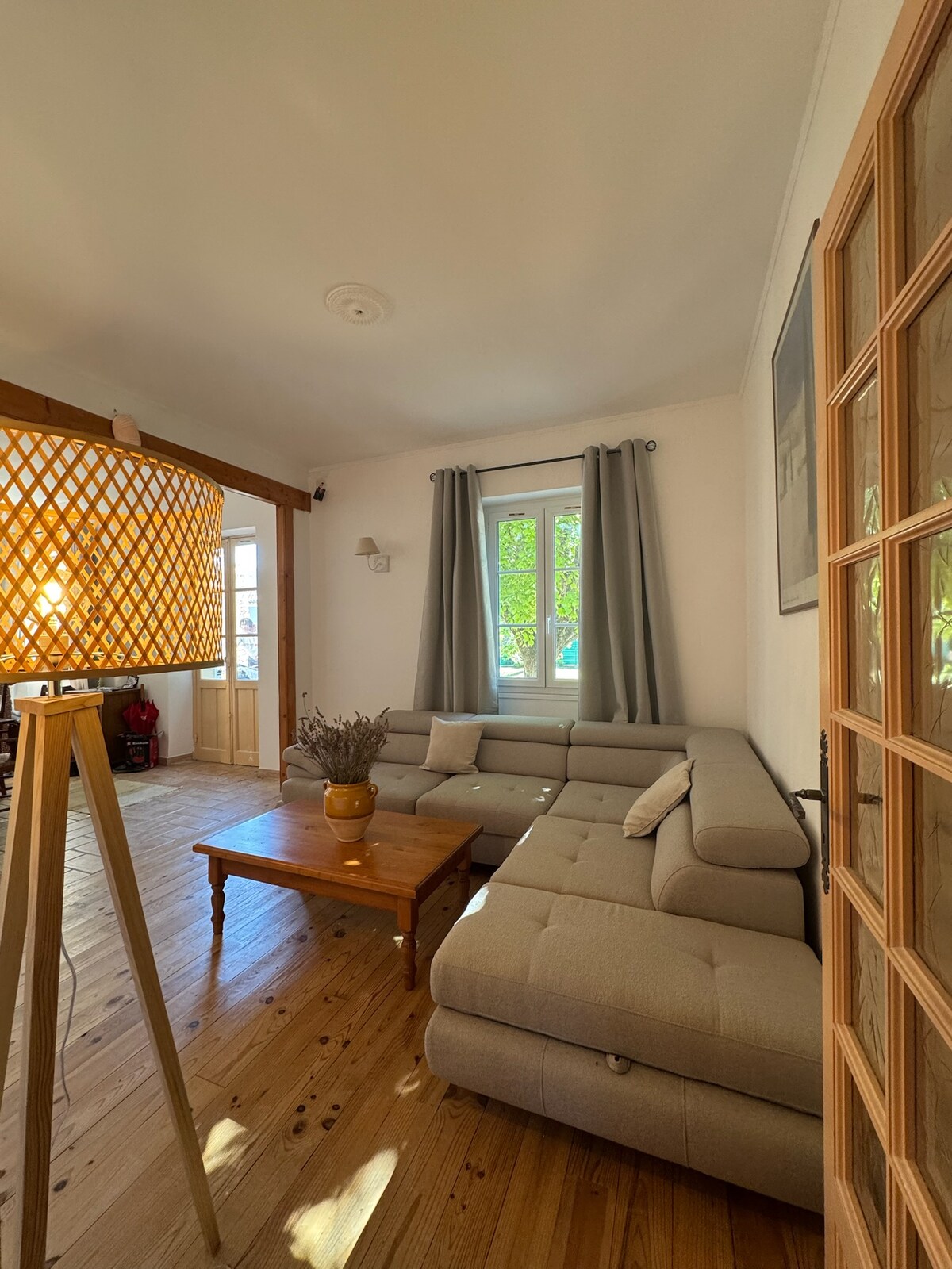 סלון עם ספה גדולה, עם גג נפתח למיטה זוגית 