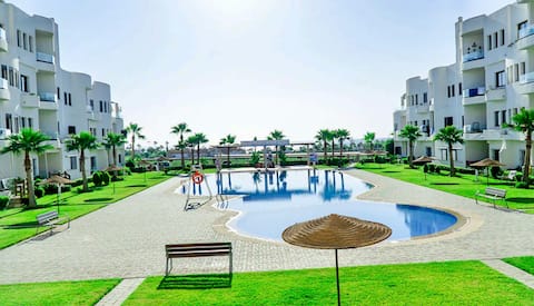 Beautiful apartment with pool view/waterfront/beach