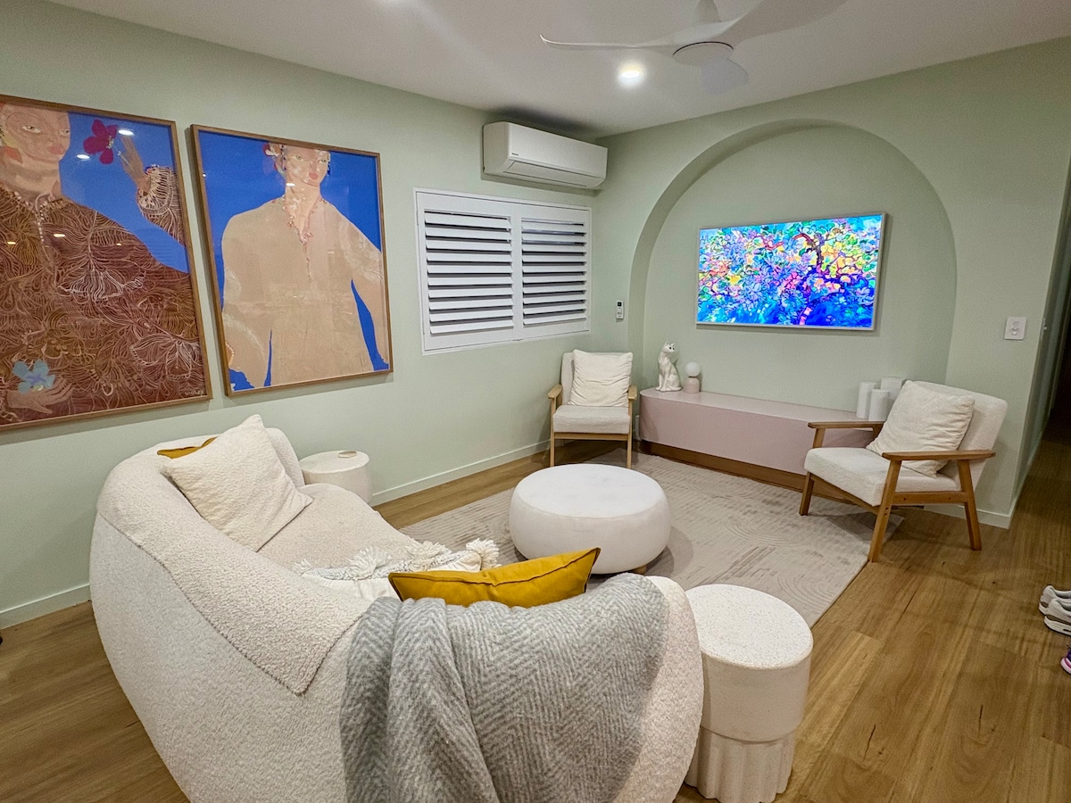 Top Airbnb: Absolute Beachfront Genuine 4 Bed For 9 guests. in Surfers Paradise