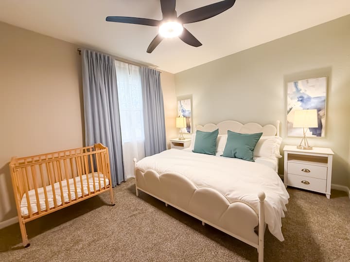 סוויטה ראשית: מיטת קינג סייז עם מצעים יוקרתיים, וילונות האפלה, פינת עבודה ייעודית, מנורות עם שקעים, מכונת רעש לבן, טלוויזיית רוקו, עריסה ניידת, לול קמפינג וחדר רחצה פרטי צמוד.