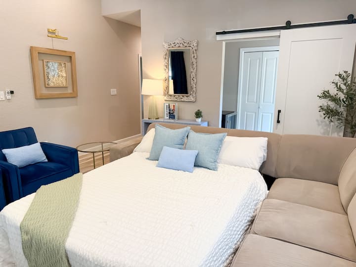 הספה בסלון הופכת למיטת קווין סייז שמאפשרת לארח קבוצות גדולות יותר.