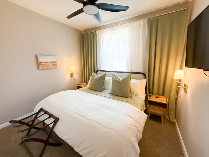 חדר שינה לאורחים 2: מיטת קינג עם מצעים איכותיים, וילונות האפלה, פמוטים מעומעמים וטלוויזיית Roku. שמיכת כותנה לכל העונה ושמיכת קטיפה מתאימים גם לשינה חמה וגם קרה.