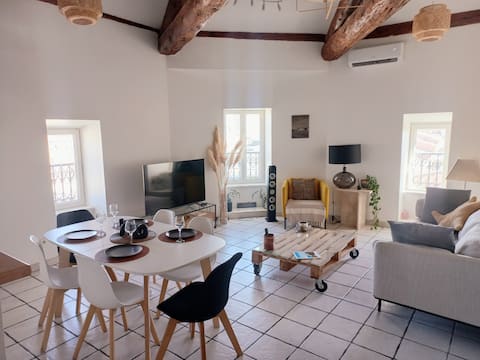 Popular Airbnb listing: • 120 m² • 6 people • A/C • Downtown • Everything within walking distance in Sète