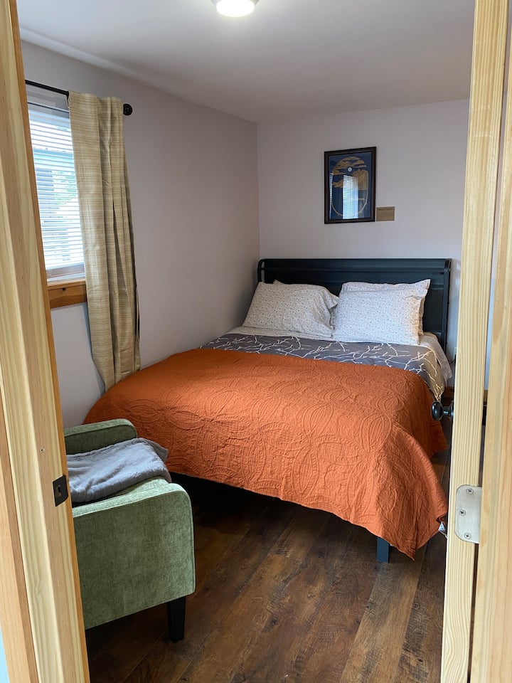 Bračni krevet s četiri jastuka različite mekoće.  Prozor s zavjesama i roletama koje zatamnjuju prostoriju.  Soba je u obliku slova „L”, a iza ugla ćete pronaći komodu, ogledalo i ormar. 