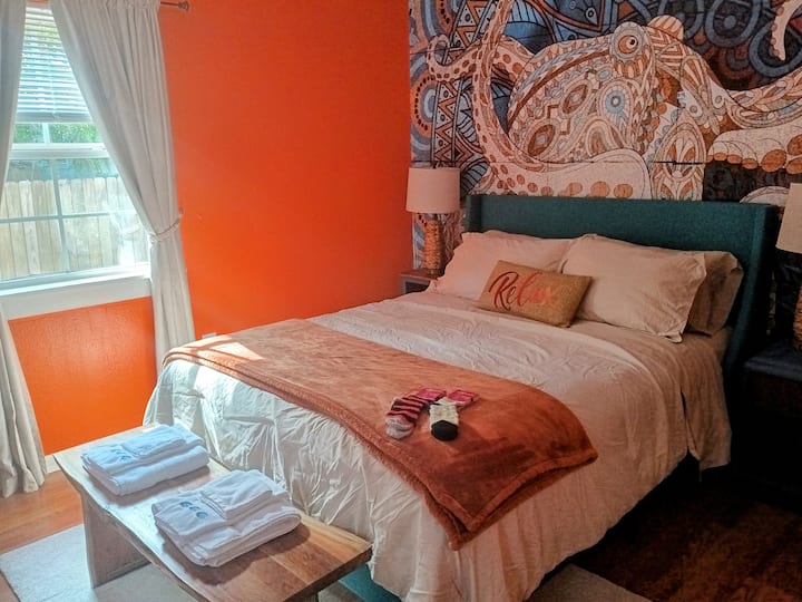 dhoma kryesore e gjumit me  një krevat dopio "queen",me dyshek me shkumë memorieje dheme një dyshek të butë të lëvizshëm  ,që mund ta heqësh sipas dëshirës për ta bërë krevatin të butë ose të fortë, gjithashtu do të marrësh  një palë çorape të buta falas për një natë të shkëlqyer Zzz