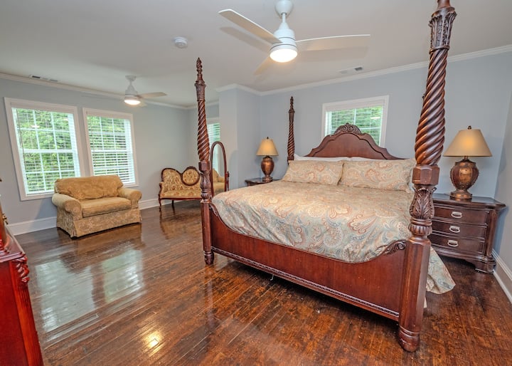 Ova spavaća soba s bračnim krevetom nalazi se na katu i ima vlastitu kupaonicu. Ima stropni ventilator i TV. 