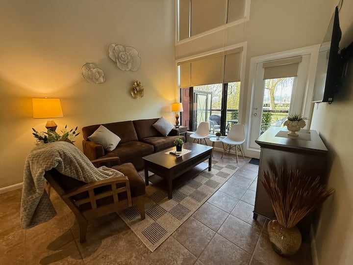 The Lakewalk Loft | Kelowna Resort Stay - Kelowna