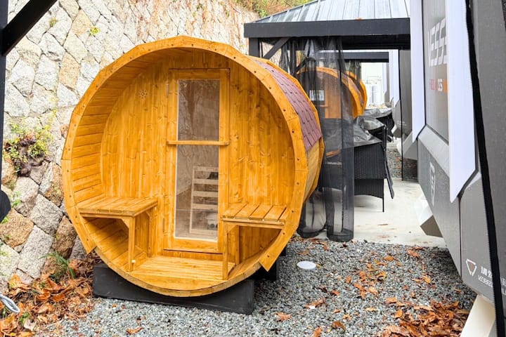 Spaceship-Style Container Hotel / BBQ / Sauna / Projector / Beach