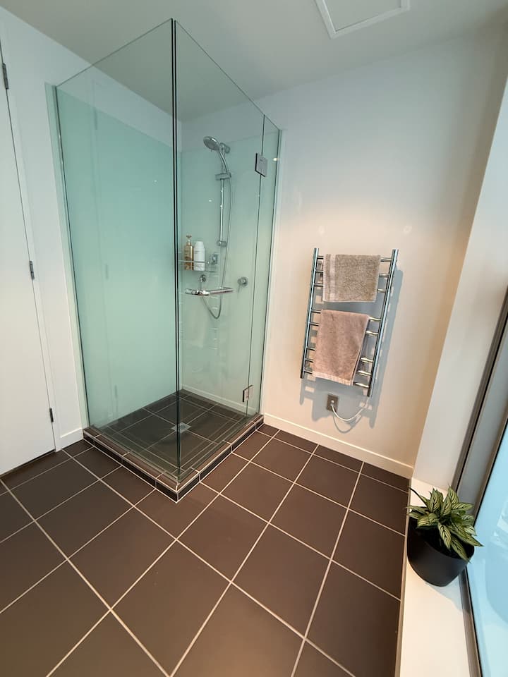 Full bathroom 2 image 2