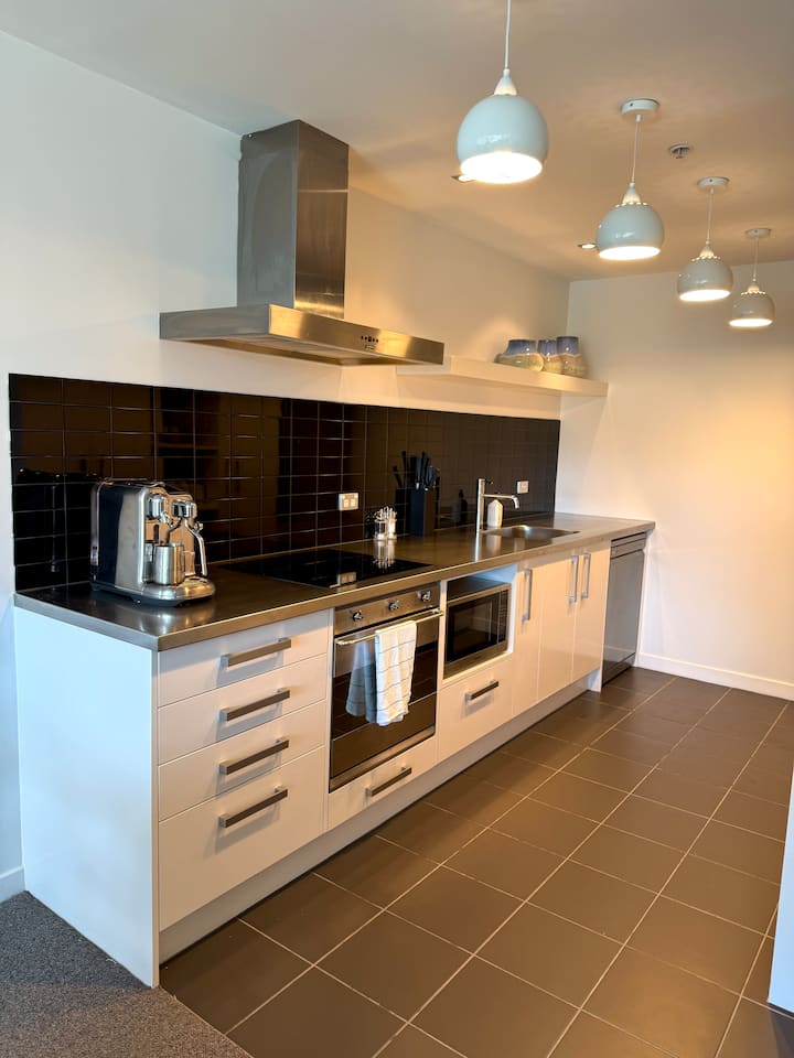Full kitchen image 2