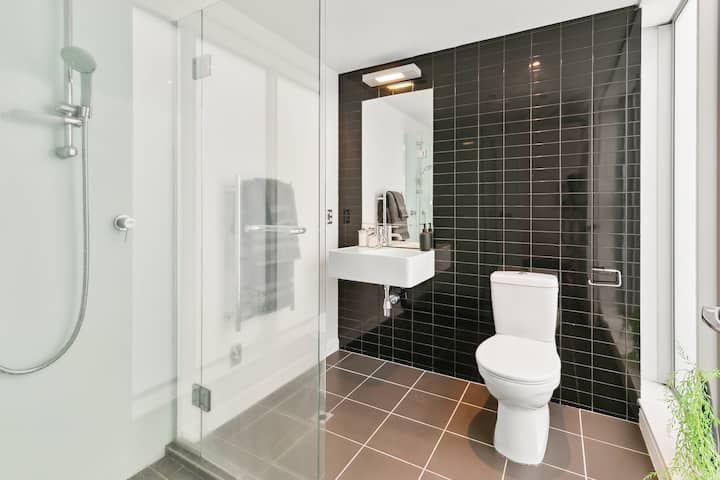 Full bathroom 1 image 1