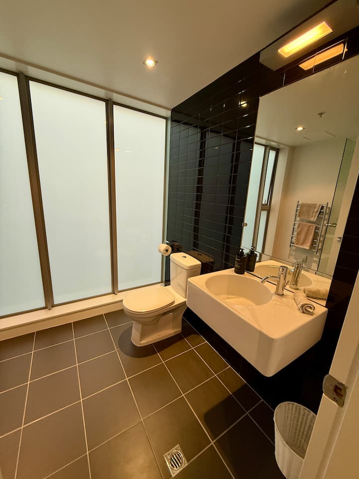 Full bathroom 2 image 1